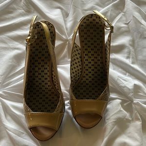 Jessica Simpson used sandals with animal stripe.